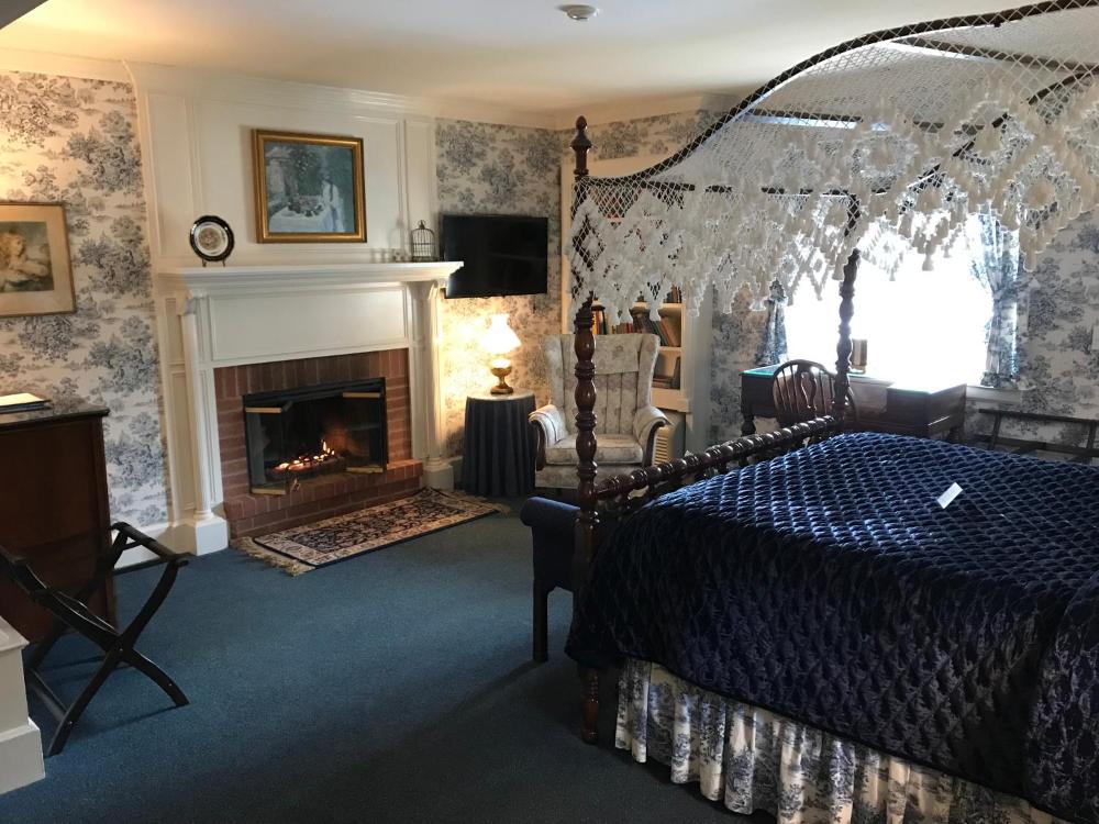Queen Room with Balcony interior