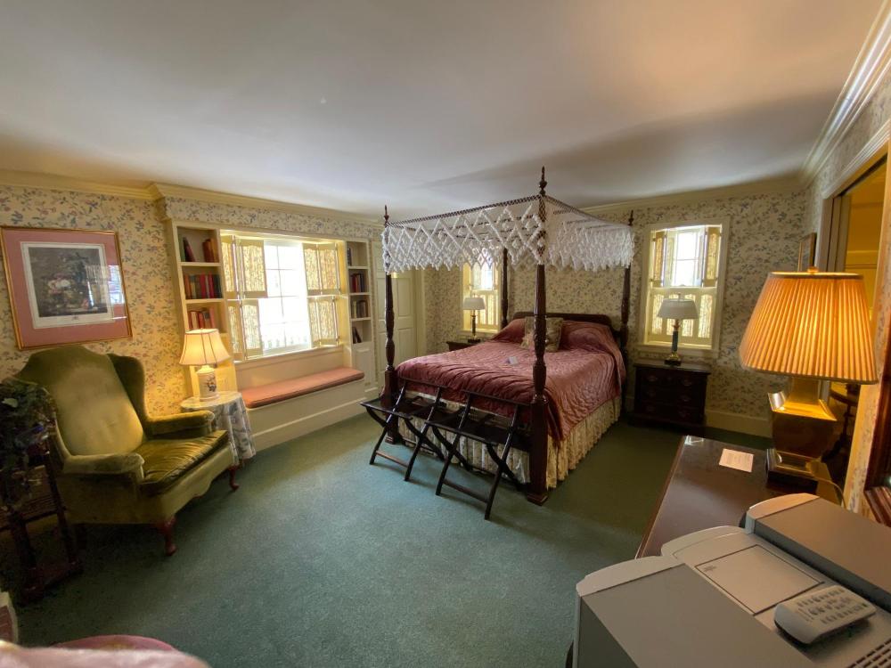 Queen Room with Balcony interior