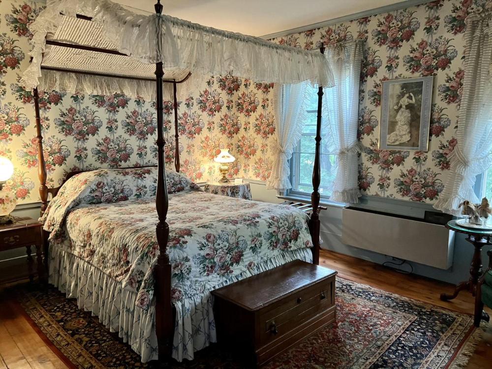 Queen Room interior